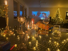 Sjöutsikt, Röd trästuga med traditionellt yttre Skandinavisk, modernt inre och alla bekvämligheter, Sol hela dagen på stora altanen, Tryggt, Vinterbonat, Fiske, Båt